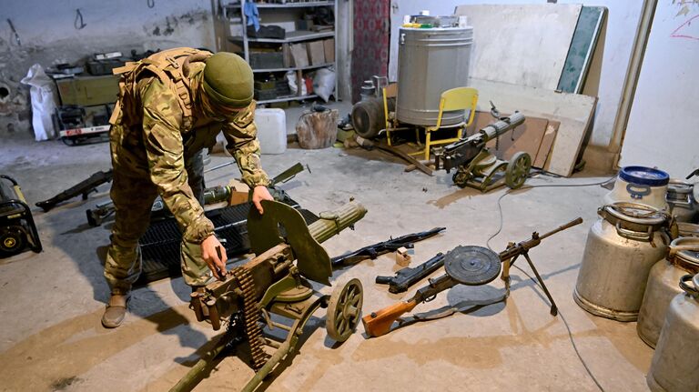 Боец ЧВК Вагнер демонстрирует трофейное оружие, найденное на позициях ВСУ в Артемовске