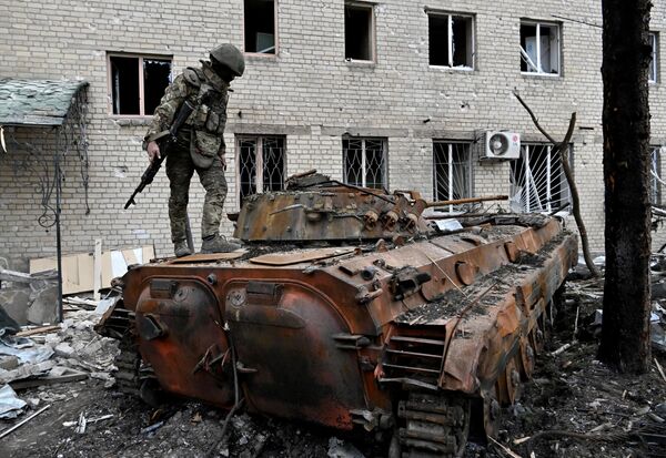Боец ЧВК Вагнер возле уничтоженной украинской БМП-2 в центре Артемовска