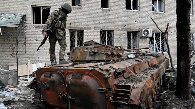 Боец ЧВК Вагнер возле уничтоженной украинской БМП-2 в центре Артемовска