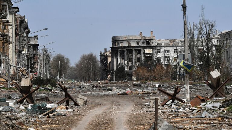 Вид на разрушенные здания на площади Свободы в Артемовске