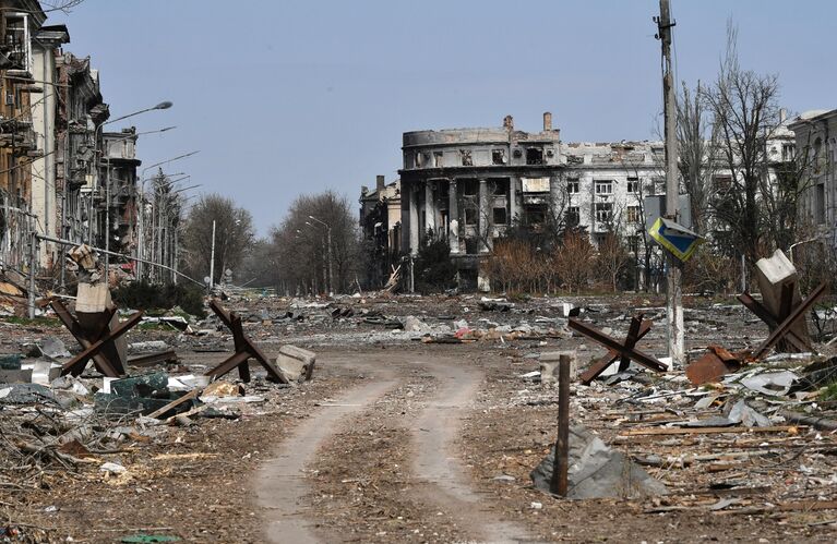 Вид на разрушенные здания на площади Свободы в Артемовске