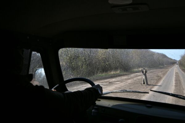 Хвостовик реактивного снаряда на дороге в пригороде Артемовска