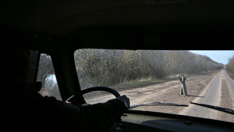 Хвостовик реактивного снаряда на дороге в пригороде Артемовска