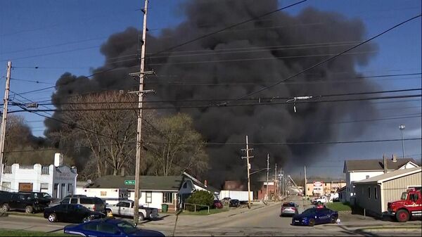 Облако черного дыма от горящего завода в американском городе Ричмонд