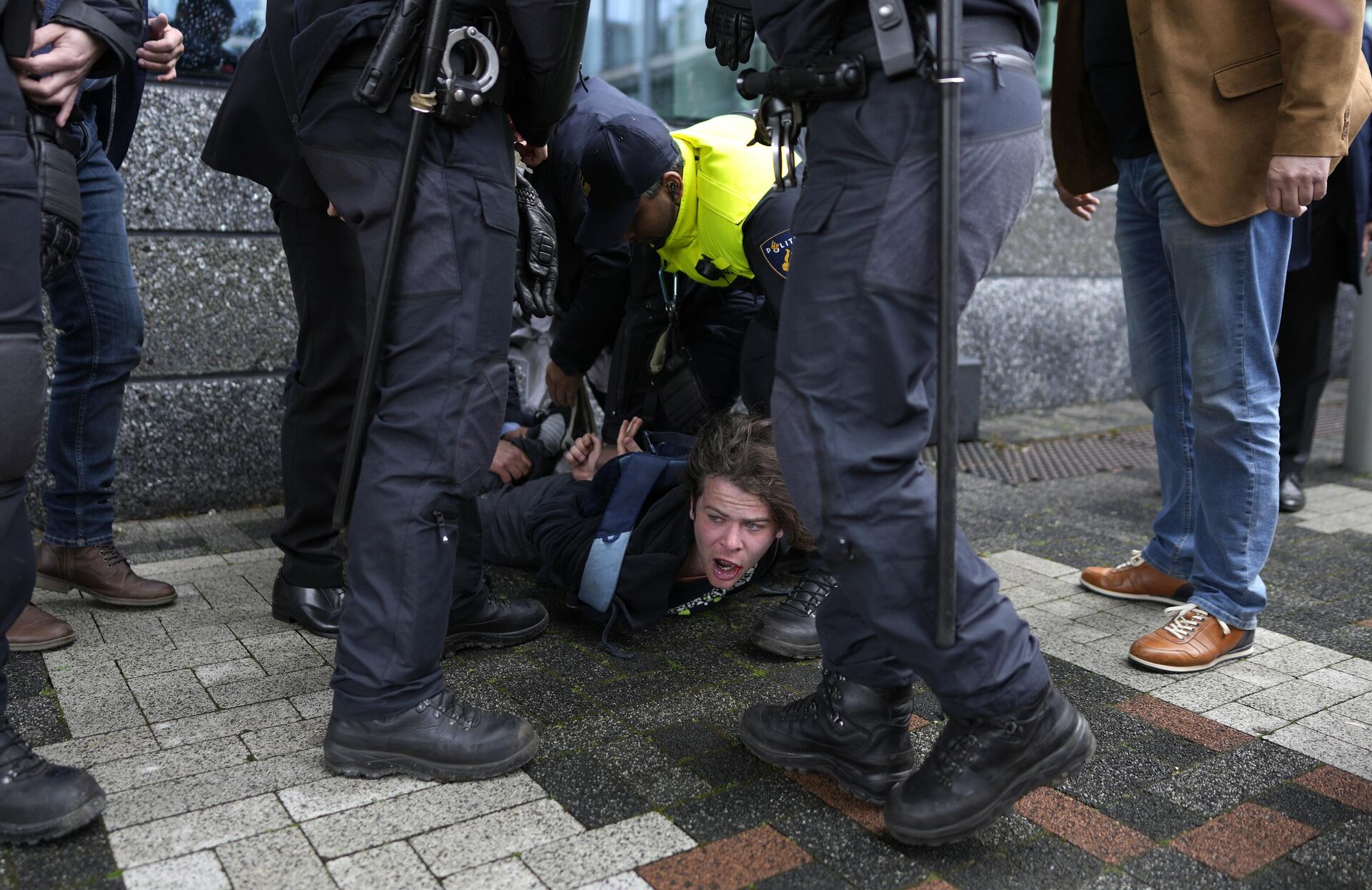 Задержание протестующего во время визита президента Франции Эммануэля Макрона в Амстердам - РИА Новости, 1920, 25.03.2024