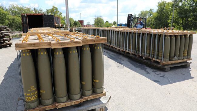 Поддоны со 155-мм снарядами на военном складе в штате Кентукки, США