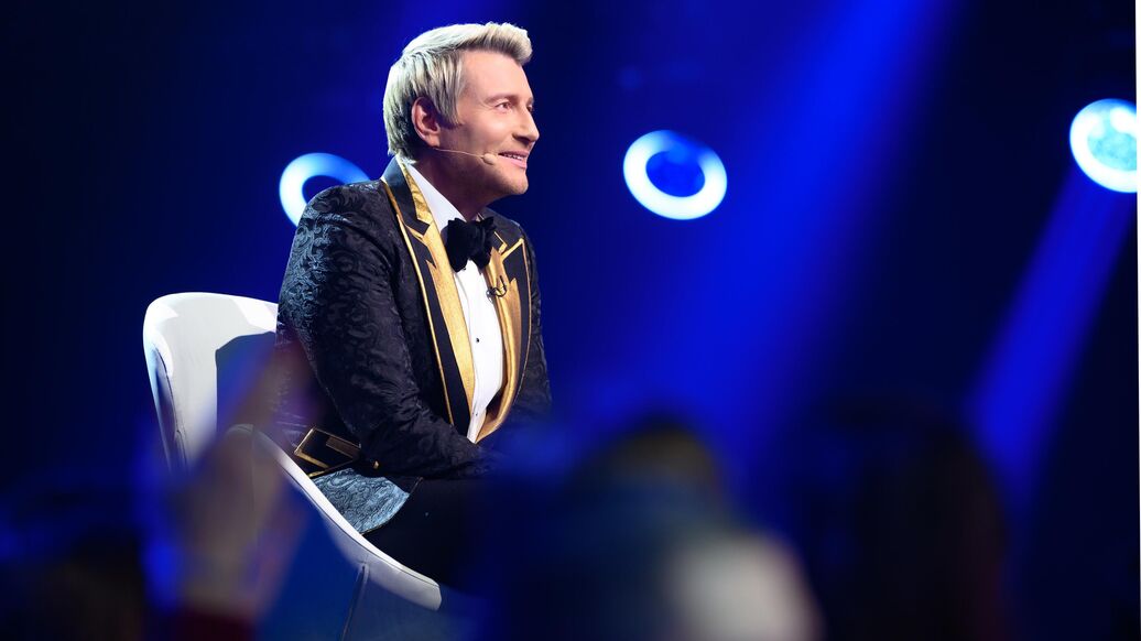 Басков рассказал, что уже шесть часов не может покинуть самолет