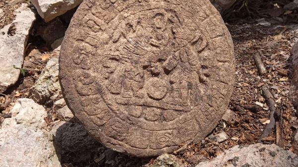 Археологи обнаружили  в Чичен-Ица на юге Мексики каменный диск, который описывал традиционную игру с мячом