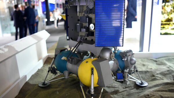 Макет космического аппарат Луна -25, представленный на стенде госкорпорации Роскосмос на выставке  Международного авиационно-космического салона МАКС-2021