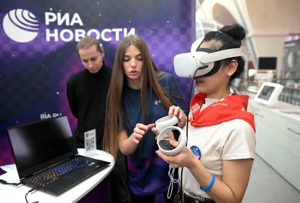 Девушка в очках виртуальной реальности на стенде МИА Россия сегодня во время презентации VR-проектов RIA Lab в рамках Празднование Дня космонавтики на ВДНХ