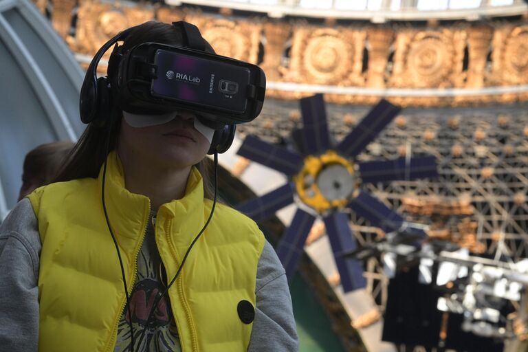 Посетитель на стенде МИА Россия сегодня во время презентации VR-проектов RIA Lab в рамках Празднование Дня космонавтики на ВДНХ