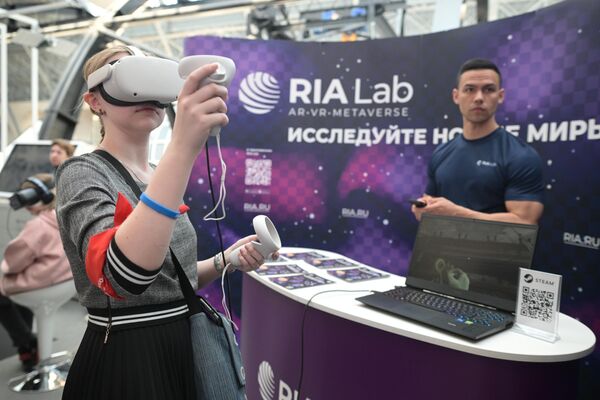 Посетительница на стенде МИА Россия сегодня во время презентации VR-проектов RIA Lab в рамках Празднование Дня космонавтики на ВДНХ.