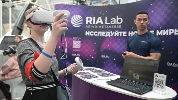 Посетительница на стенде МИА Россия сегодня во время презентации VR-проектов RIA Lab в рамках Празднование Дня космонавтики на ВДНХ.
