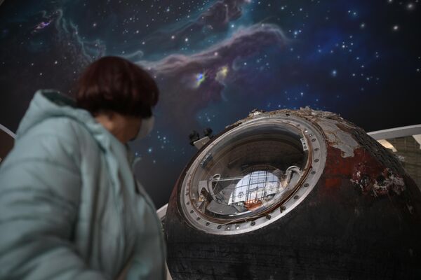 Спускаемый аппарат космического корабля Восток-6, в котором Валентина Терешкова вернулась из своего первого полёта, в павильоне Космонавтика и авиация на ВДНХ