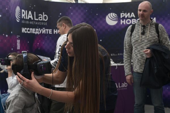 Посетители на стенде МИА Россия сегодня во время презентации VR-проектов RIA Lab в рамках Празднование Дня космонавтики на ВДНХ