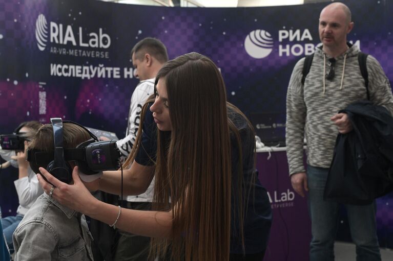 Посетители на стенде МИА Россия сегодня во время презентации VR-проектов RIA Lab в рамках Празднование Дня космонавтики на ВДНХ