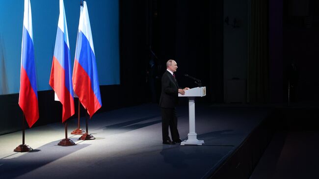 Президент РФ Владимир Путин выступает на торжественном вечере в Государственном Кремлевском Дворце, посвящённом Дню космонавтики