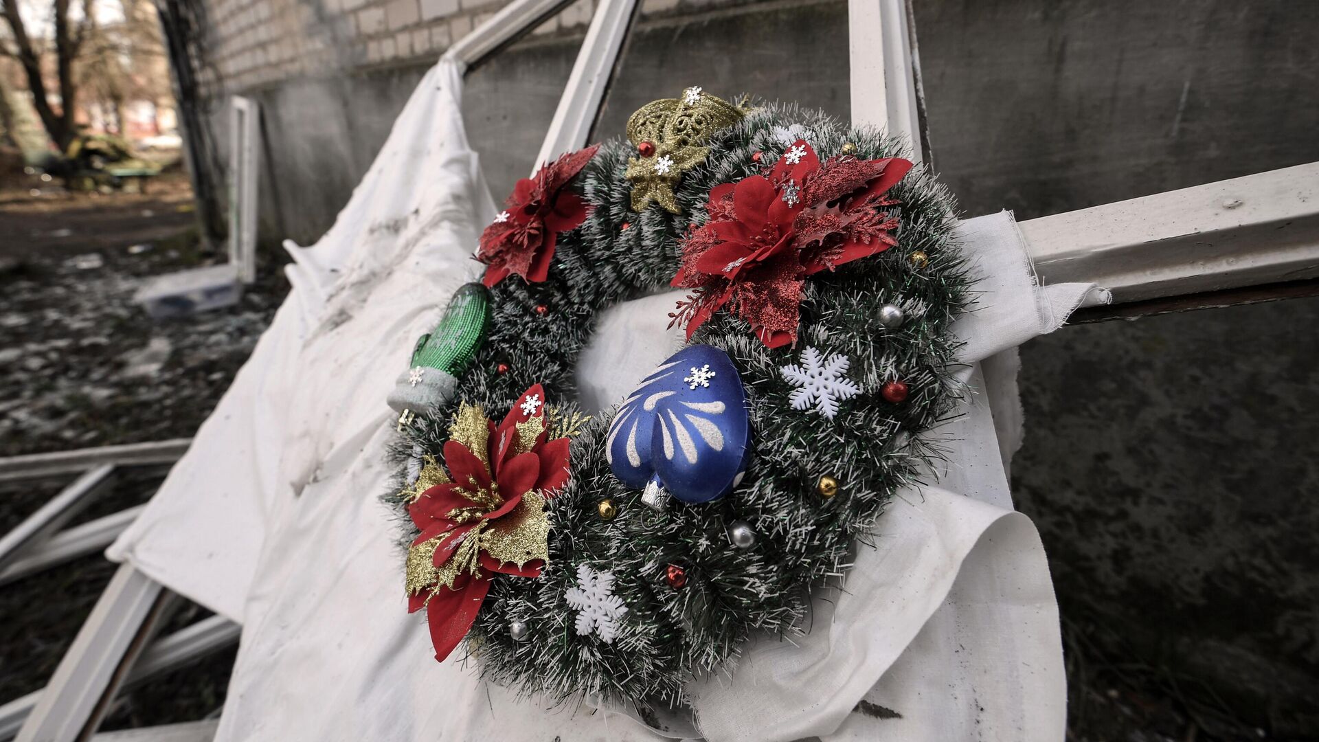 Новогодний венок на раме выбитого окна после обстрела ВСУ больницы города Токмак - РИА Новости, 1920, 12.04.2023