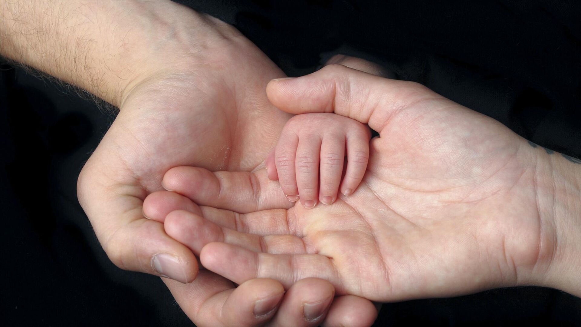 Руки отца и матери держат руку новорожденного - РИА Новости, 1920, 21.05.2024