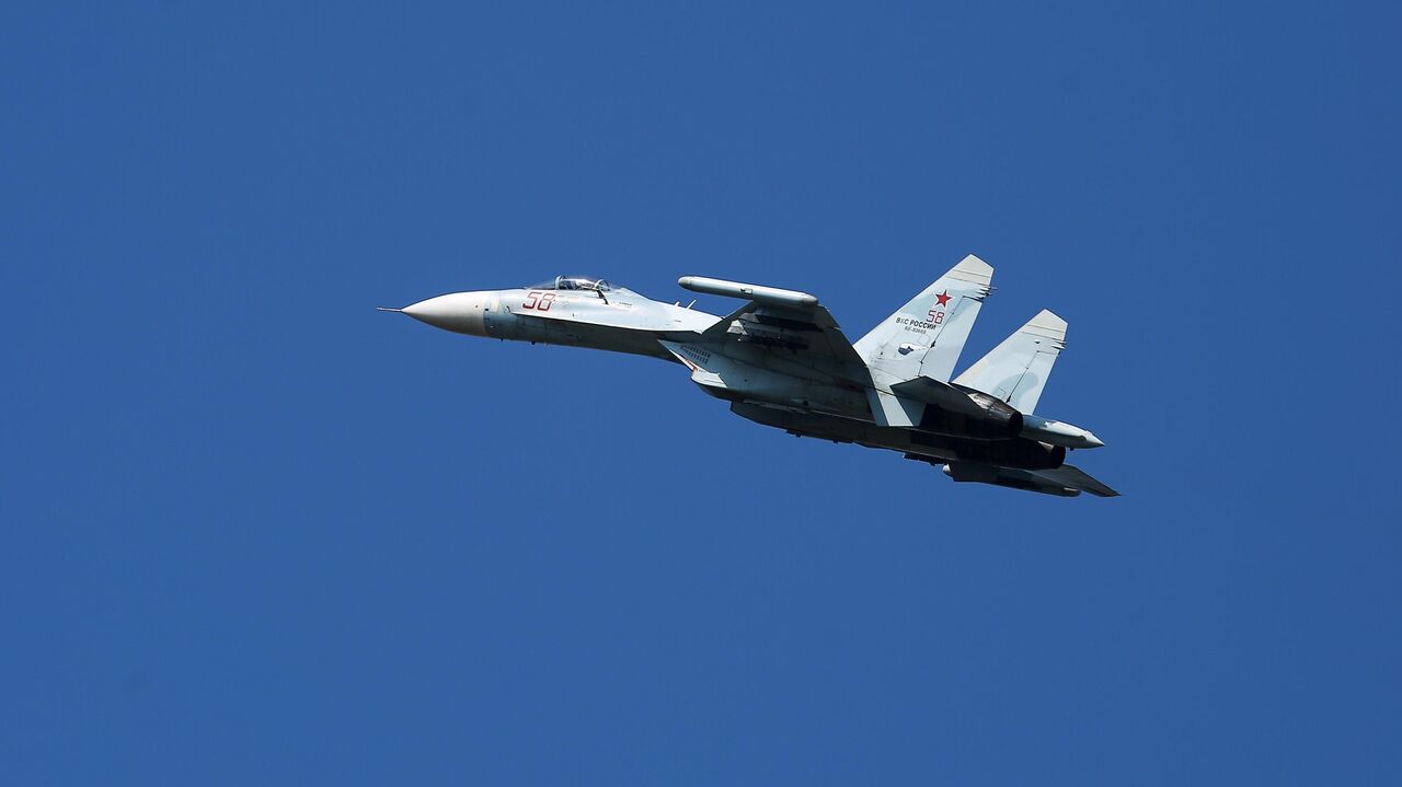 Истребитель Су-27 ВКС России сопроводил самолет ДРЛО, а также два истребителя