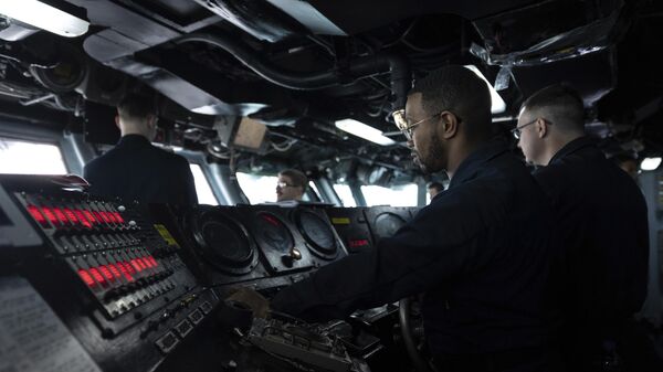 Солдат ВМС США на мостике десантного корабля класса Wasp USS Kearsarge (LHD 3) в Балтийском море
