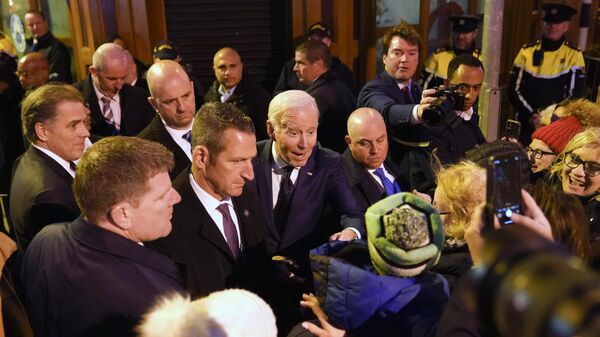 Президент Джо Байден общается с мальчиком из толпы во время своего посещения Ирландии