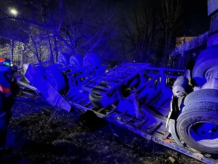 В городе Златоуст Челябинской области грузовик въехал в жилой дом - РИА Новости, 1920, 13.04.2023