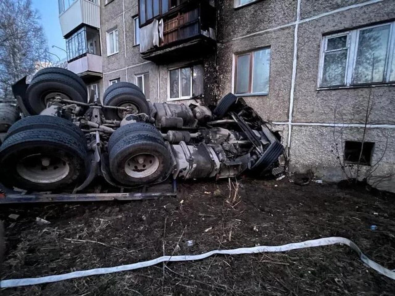 В челябинском Златоусте грузовик въехал в жилой дом, водитель погиб - РИА  Новости, 13.04.2023