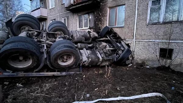 В городе Златоуст Челябинской области грузовик въехал в жилой дом