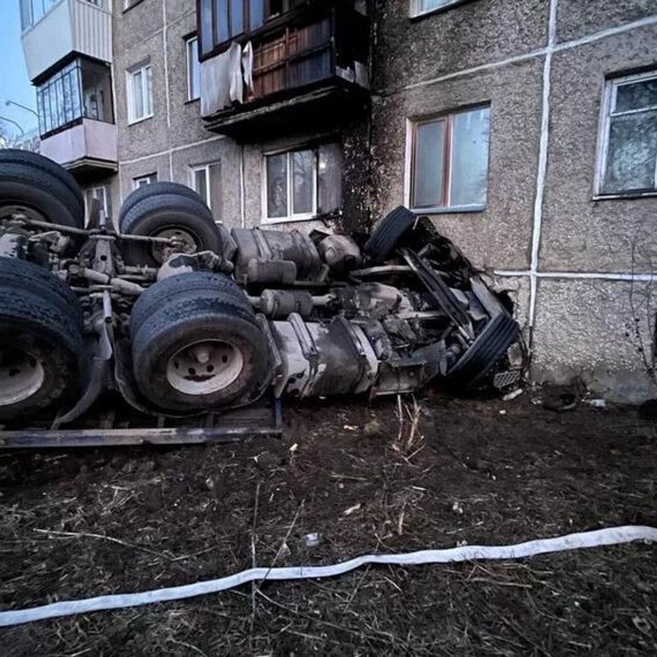 В челябинском Златоусте грузовик въехал в жилой дом, водитель погиб - РИА  Новости, 13.04.2023