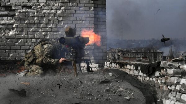 Боец ЧВК Вагнер ведет огонь из противотанковой управляемой ракеты по позициям ВСУ в Артёмовске