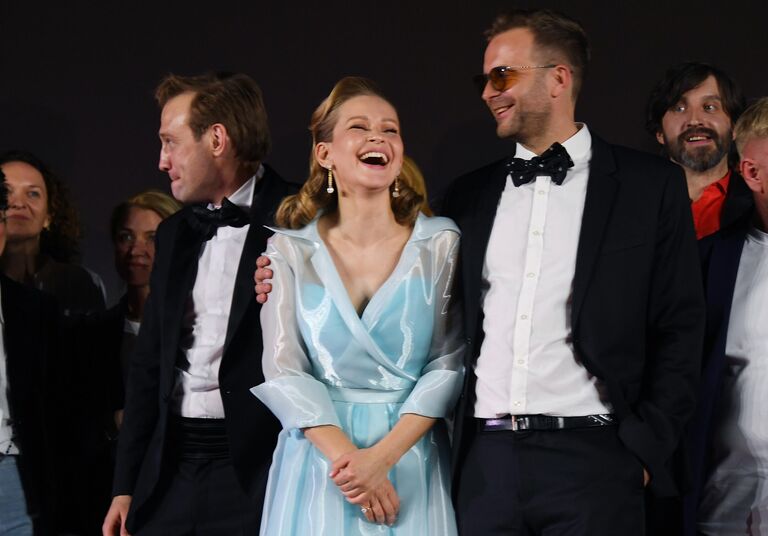 Актеры Михаил Тройник, Юлия Пересильд и режиссер фильма Вызов Клим Шипенко на премьере в кинотеатре КАРО 11 Октябрь в Москве Актеры Михаил Тройник, Юлия Пересильд и режиссер фильма Вызов Клим Шипенко на премьере в кинотеатре КАРО 11 Октябрь в Москве