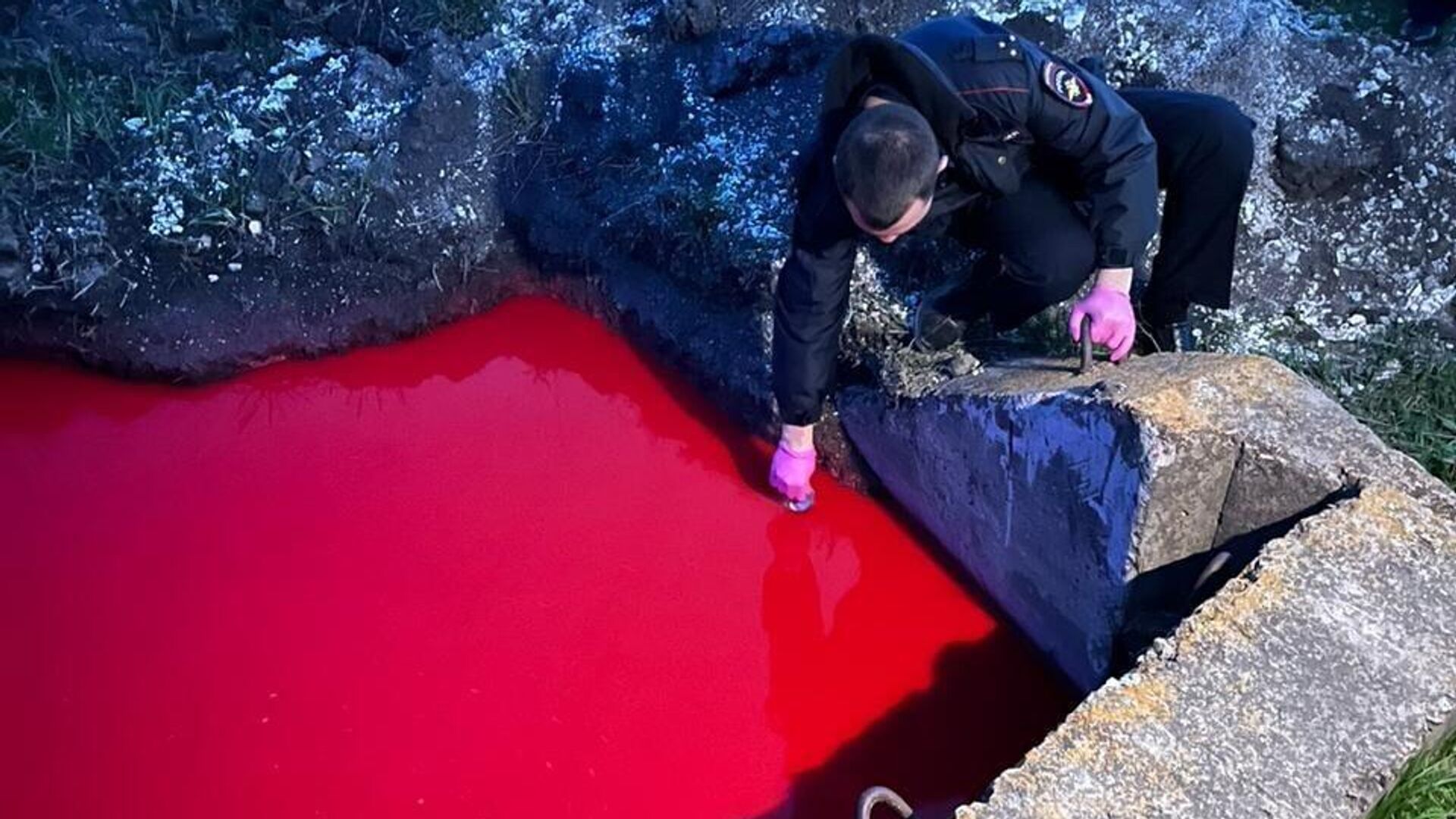 Водоемы с водой красного цвета с резким химическим запахом появились в Белгородской области - РИА Новости, 1920, 13.04.2023