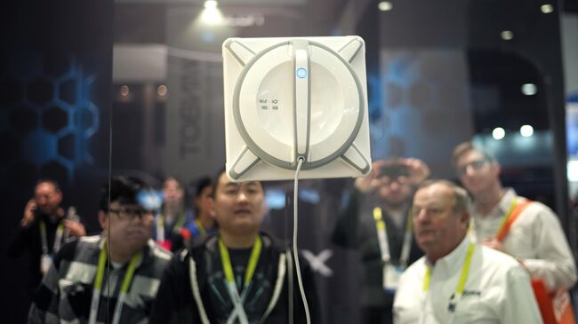 Робот для мытья окон Winbot на стенде компании Ecovacs Robotics