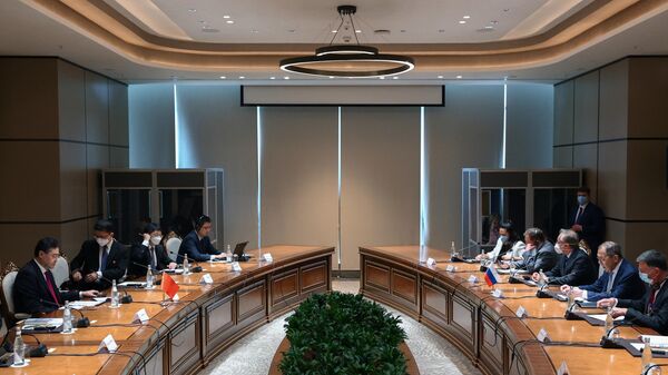 Министр иностранных дел РФ Сергей Лавров и министр иностранных дел КНР Цинь Ган во время встречи в рамках четвертой министерской конференции стран-соседей Афганистана в Самарканде. 13 апреля 2023