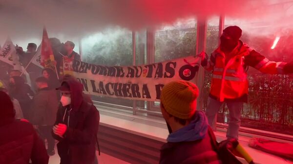 Участники протестов против пенсионной реформы заняли здание LVMH. Кадры из Парижа