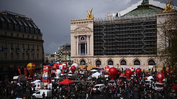 Протестующие на площади Оперы в Париже. 13 апреля 2023