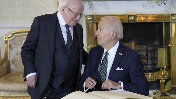 Президент США Джо Байден подписывает гостевую книгу во время встречи с президентом Ирландии Майклом Хиггинсом