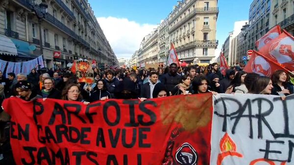 Десятки тысяч человек на очередной манифестации против пенсионной реформы в Париже