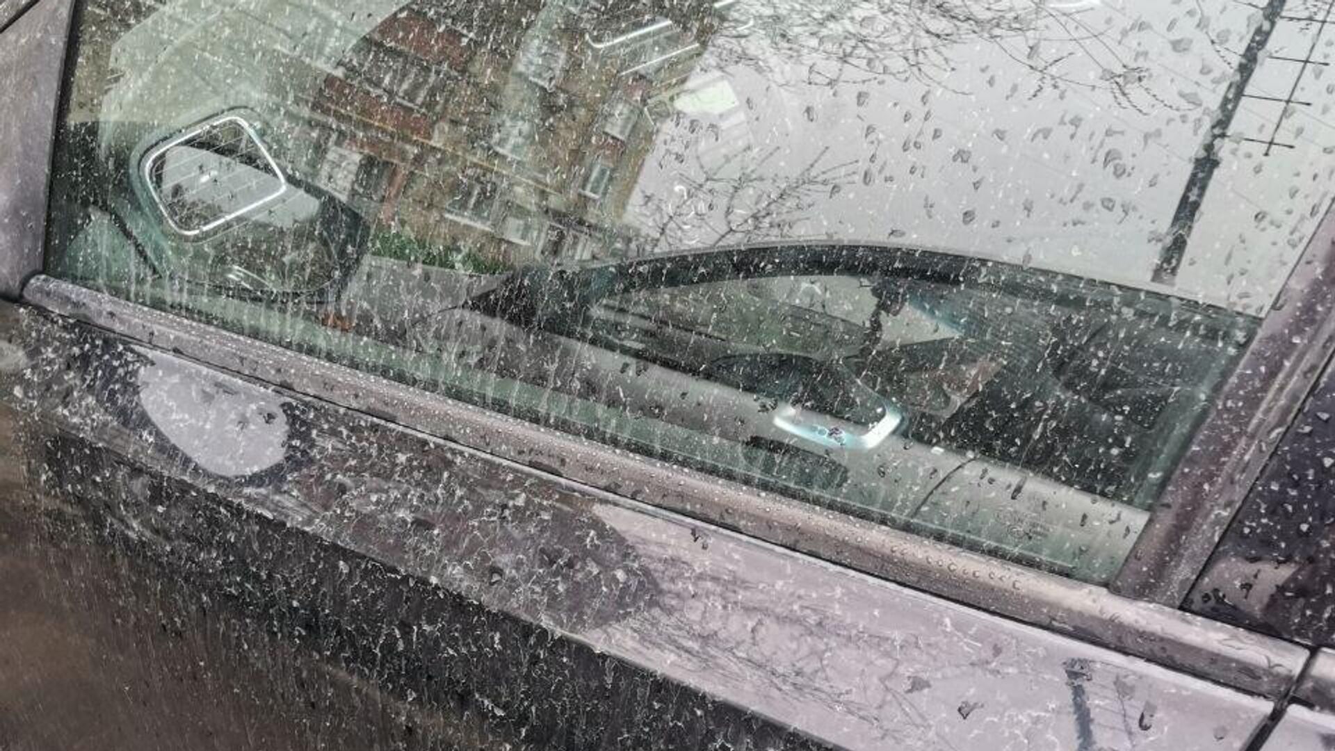 Белый налет на автомобиле после дождя в Белгородской области - РИА Новости, 1920, 13.04.2023