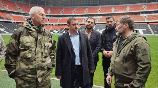 Министр спорта России Олег Матыцин (слева) в ходе рабочего визита на Донбасс Арене в Донецкой Народной Республике