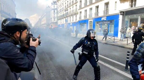 Столкновения протестующих и полиции на митинге против пенсионной реформы в Париже