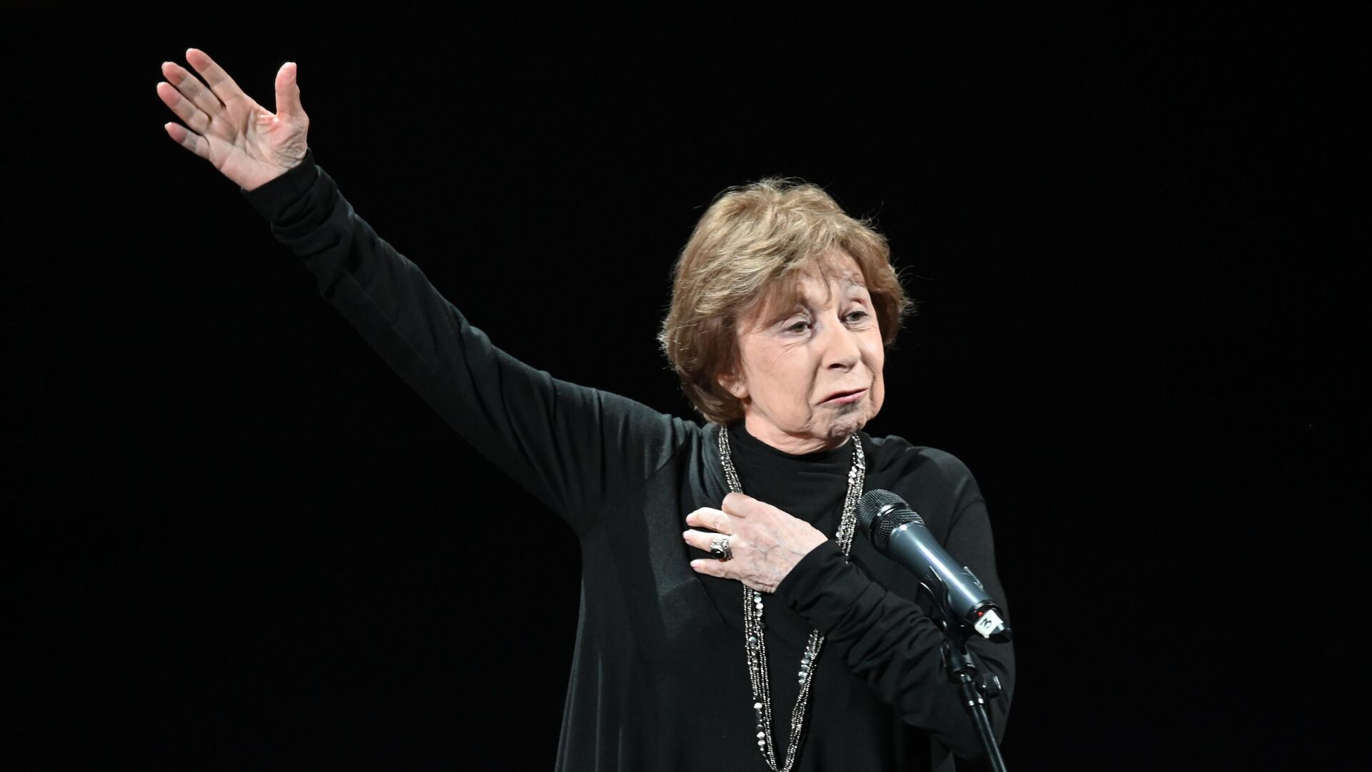 Актриса Лия Ахеджакова выступает на вечере памяти актера театра и кино, народного артиста РСФСР Валентина Гафта в театре Современник в Москве Актриса Лия Ахеджакова выступает на вечере памяти актера театра и кино, народного артиста РСФСР Валентина Гафта в театре Современник в Москве - РИА Новости, 1920, 24.04.2023