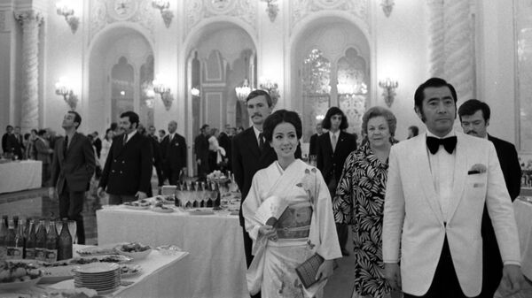 Член жюри японский актер Тосиро Мифунэ с супругой на приеме в Георгиевском зале Кремля, 1973 год