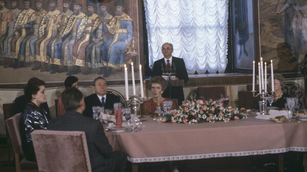 Генеральный секретарь ЦК КПСС Михаил Горбачев во время выступления с торжественной речью на обеде в честь визита в СССР президента США Рональда Рейгана и его супруги Нэнси Рейган в Грановитой палате Московского Кремля, 1988 год