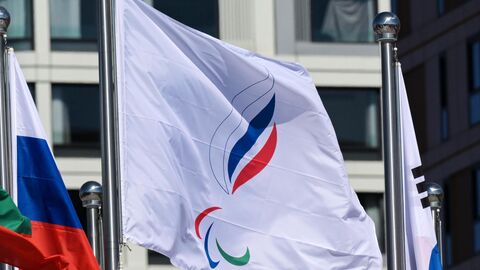 Флаг Паралимпийского комитета России – паралимпийские игры в Пекине.