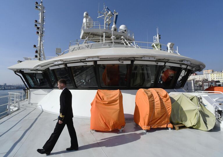 Старший помощник капитана на верхней палубе большого морозильного рыболовного траулера проекта СТ-192 Механик Маслак во Владивостоке