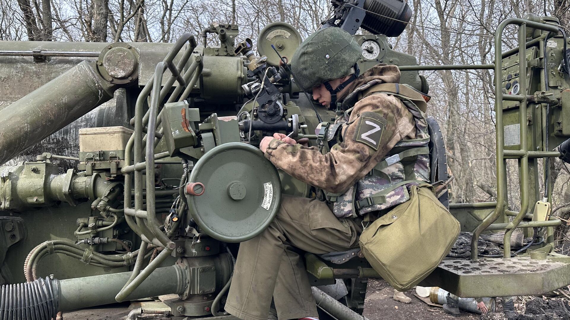 Боец расчета вносит данные для стрельбы - РИА Новости, 1920, 18.04.2023