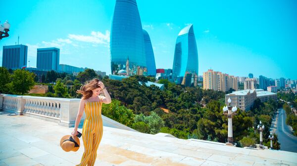 Девушка на фоне Пламенных башен в Баку