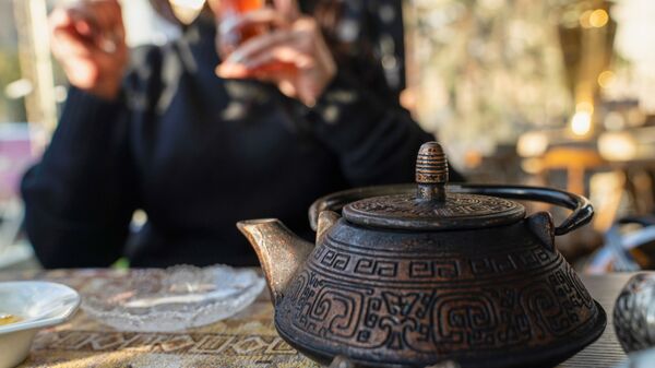 Женщина пьет чай в Азербайджане 